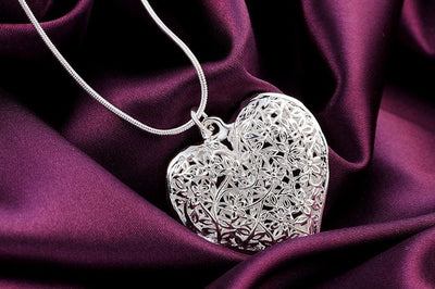 Elegant charm retro exquisite hollow heart pendant